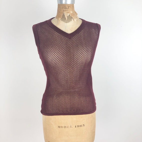 1970s Burgundy Cotton Fishnet Sleeveless Top S - image 1