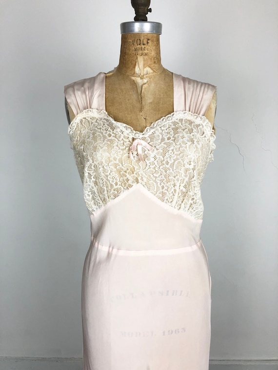 GORGEOUS 1940s Blush Pink Rayon and Lace Bias Cut… - image 3