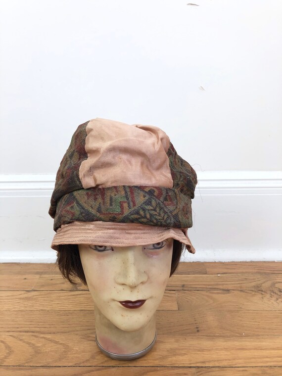 1920s Lamè and Silk Paneled Cloche Hat - image 2