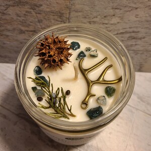 Vela de soja Cernunnos: aroma a abeto Fraser, ágata musgosa, adorno de asta de ciervo.