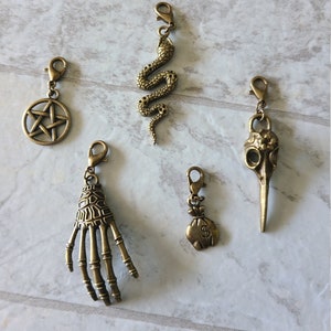 Amuletos de brujas para bolsos, carteras y llaveros.