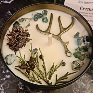 Cernunnos, vela de soja con aroma a árbol de Fraser, con virutas de ágata musgosa y amuleto de asta, vela ritual.
