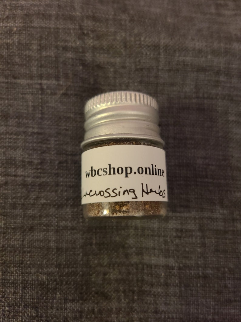 Puede incluir: Un peque&ntilde;o frasco plateado con una etiqueta blanca que dice "wbc shop.online" y "crossing herbs".