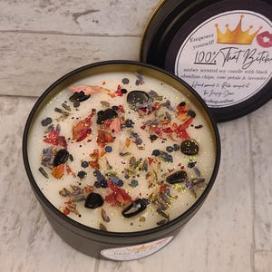 100% esa perra, vela de soja con aroma a ámbar y cristales de obsidiana negra.
