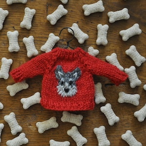 Ornamento per maglione lavorato a mano a forma di Schnauzer *come visto sulla rivista Country Living*