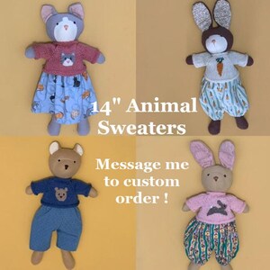 Puede incluir: Cuatro animales de peluche, cada uno de unos 35 cm de alto, vestidos con su&eacute;teres y pantalones hechos a mano. La imagen incluye el texto "14" Animal Sweaters" y "Message me to custom order!"