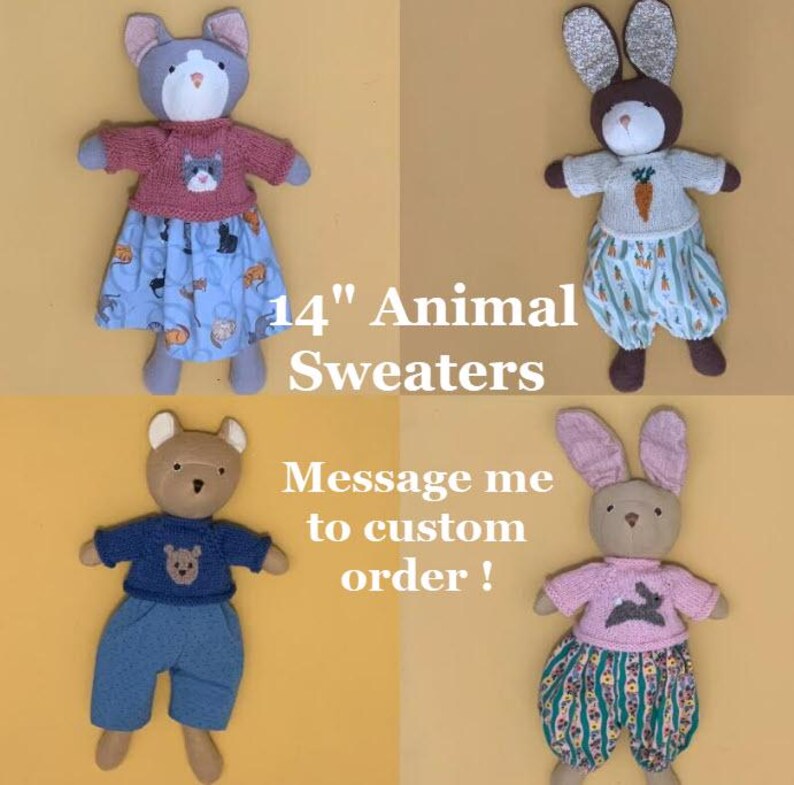 Puede incluir: Cuatro animales de peluche, cada uno de unos 35 cm de alto, vestidos con su&eacute;teres y pantalones hechos a mano. La imagen incluye el texto "14" Animal Sweaters" y "Message me to custom order!"