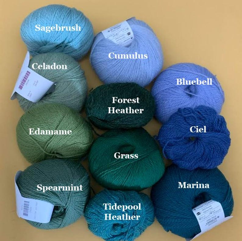 Puede incluir: Una colecci&oacute;n de ovillos de lana en varios colores, incluyendo azul, verde y turquesa. Cada ovillo est&aacute; etiquetado con un nombre de color como "Sagebrush", "Celadon", "Edamame", "Spearmint", "Cumulus", "Bluebell", "Forest Heather", "Grass", "Ciel", "Tidepool Heather" y "Marina".