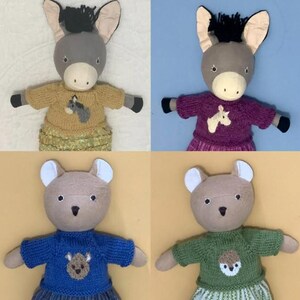 Puede incluir: Cuatro juguetes de peluche hechos a mano: dos burros y dos osos. Los burros tienen cabezas grises, crines negras y visten su&eacute;teres con dise&ntilde;os de animales. Los osos tienen cabezas color canela y visten su&eacute;teres azules y verdes con dise&ntilde;os de animales. Cada juguete tiene una falda.
