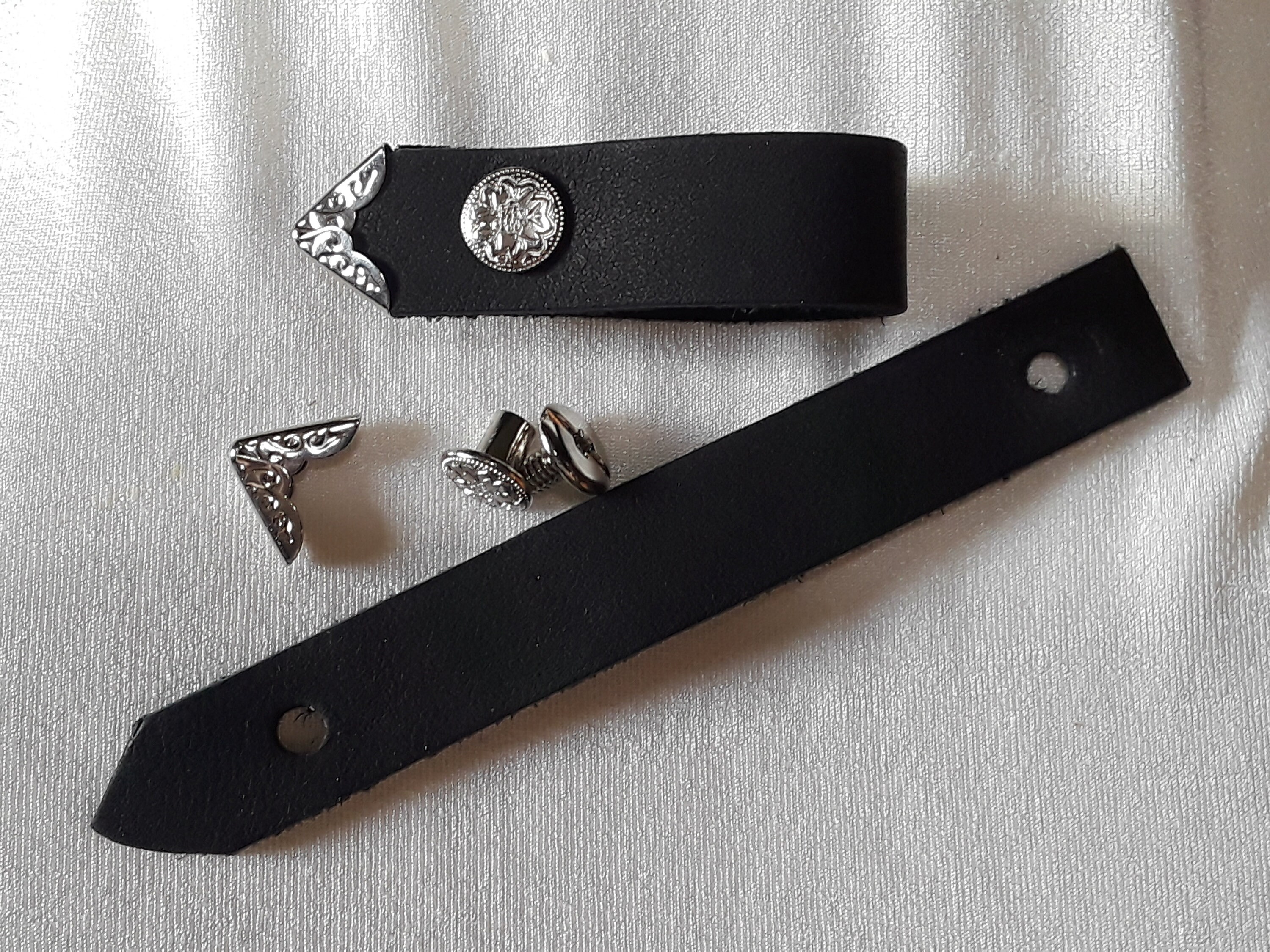 1 pair of patent leather browband end loops for making chain browbands etc. 
