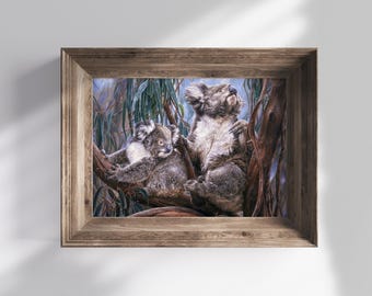 以下が含まれることがあります： ユーカリの木に2匹のオウムが座っている絵画。オウムは空を見上げています。絵画は写実的なスタイルで描かれており、柔らかく落ち着いた色調で描かれています。