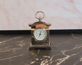 Vintage Churchill Miniatur-Tischuhr, silberfarben, Quarzwerk, mit römischen Ziffern