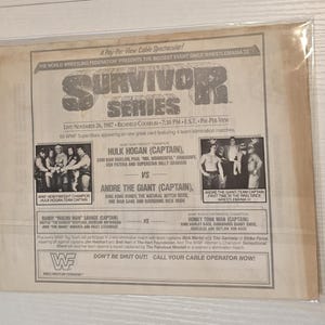 Puede incluir: Un folleto promocional vintage en blanco y negro para el evento WWF Survivor Series de 1987. El papel muestra el título del evento, la fecha, la ubicación y una lista de superestrellas de la lucha libre, incluidos Hulk Hogan y Andre the Giant, en una funda.