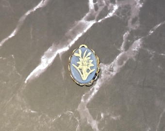 Maiglöckchen-Kamee-Anhänger, matter Wedgwood-Blau-Creme-Blumenanhänger