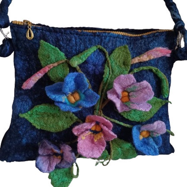 Unique et original Sac d'artiste feutré bleu en laine mérinos avec des fleurs laine,fait main pour mariage ou cadeaux mere et femme