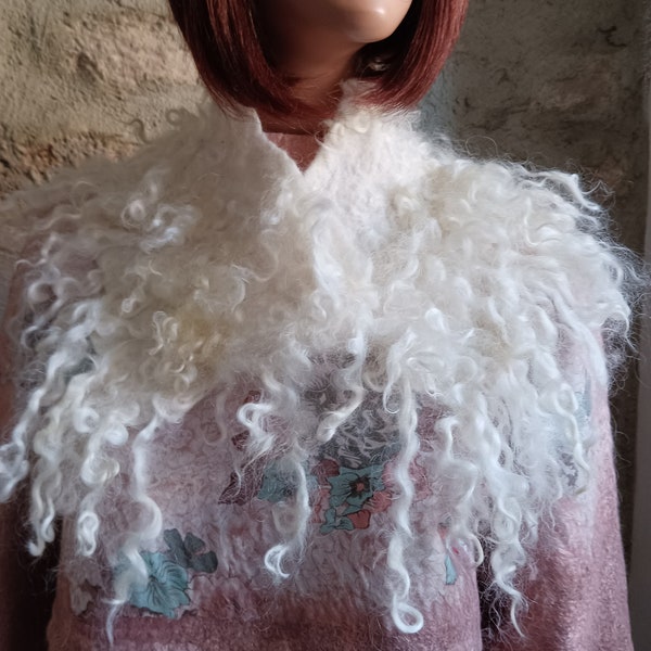 Joli col en laine  blanc merinos et fleece  châle de femme laine merinos  écharpe de feutre art laine