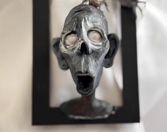 Frank Don't Look Up Inramad Halloweenskulptur, Obehaglig Väggkonst, Posibelt Huvud, Spindelkonst, OOAK Gotisk Dekor