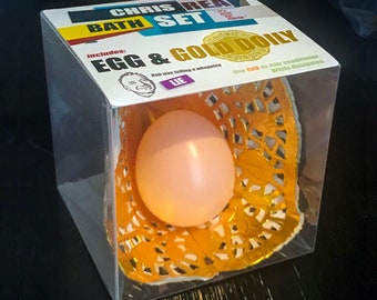 Bob Mortimer and Chris Rea Bath Set - Egg & Gold Doily - Would I Lie To You? Gift Presentation Box Novelty Item Comedy Vic Reeves Whitehouse