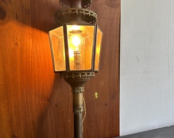 Farol de carruaje antiguo grande y electrificado con decoración de águila, estilo Imperio.