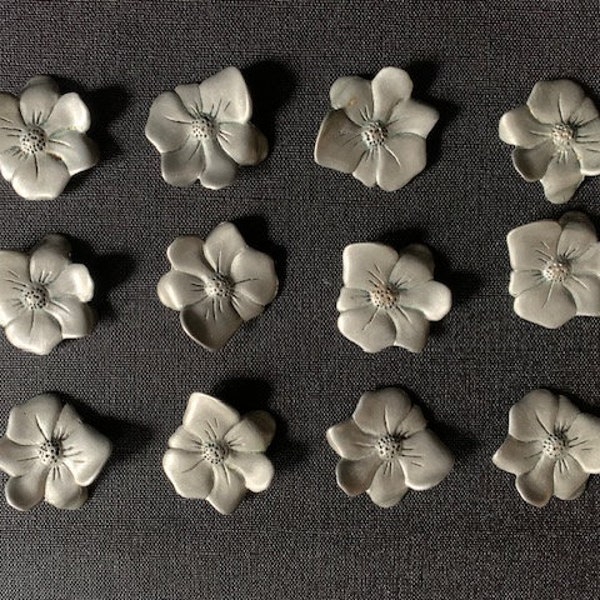 Porte-couteaux anciens fleurs en métal argenté, "étains du manoir", 1960, France