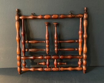 Wall-mounted and foldable coat rack in Victorian turned wood, English, 19th century