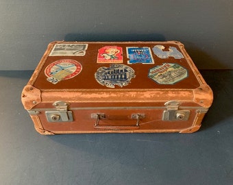 Valise de voyage ancienne et autocollants mythiques, 1920, France