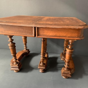 Mesa de centro antigua en miniatura, una pieza de artesanía francesa del siglo XIX.