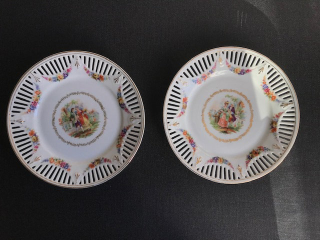 Assiettes Anciennes en Porcelaine Ajourée, à Motifs