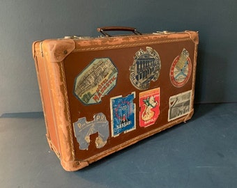 Valise de voyage ancienne et autocollants mythiques, 1920, France