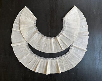 Cuello antiguo victoriano de algodón plisado, gorguera circular completa, encaje fino, textil decorativo del siglo XIX.