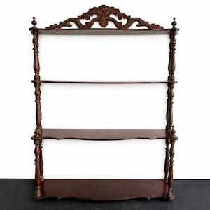 Grande mensola da parete in mogano e legno tornito in stile Napoleone III con frontone, XIX secolo.