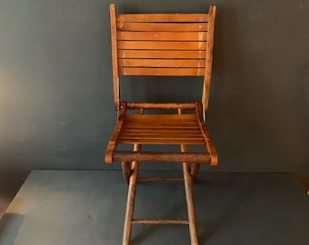 Petite chaise ancienne en latte de bois, chaise  pliante d'enfant, , 1940, France