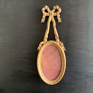 Oval frame in carved gilded wood in the Louis XVI style from the 1900s
