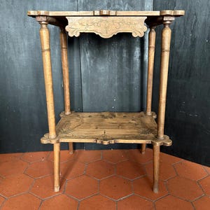 Guéridon Vintage Rouge Laqué - 3 Niveaux Avec Tiroir, Pieds Tournés (Occasion)