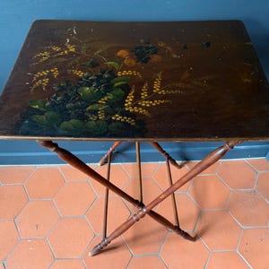 Tavolino pieghevole, in legno e cuoio fiorato, dipinto a mano, epoca '800