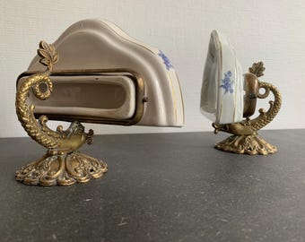 Pair of wall-mounted soap dishes in floral porcelain and a gold-plated brass fish holder