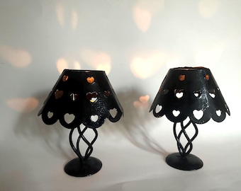 Par de candelabros de hierro negro con diseño calado, motivo de corazón, estilo romántico.