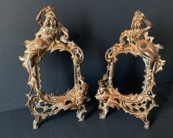 Pair of Louis XV style bronze Rocaille photo frames with figures, 19th century