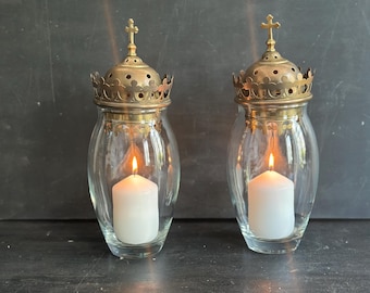 Paire de lanternes religieuses anciennes en verre et laiton ajouré, veilleuses de sanctuaire avec croix, début XXe siècle