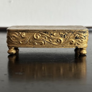 Boîte à épingles ancienne “Pin Box” en métal doré, fin XIXe siècle