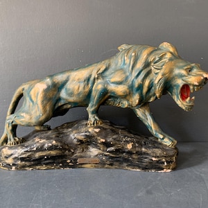 Terracotta leeuwensculptuur, "Leeuw op jacht" gesigneerd Thomas François Cartier (1879-1943)
