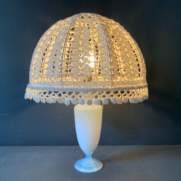 Lampe de table ancienne en opaline de Sèvres et abat jour en crochet fait main, 1950, France