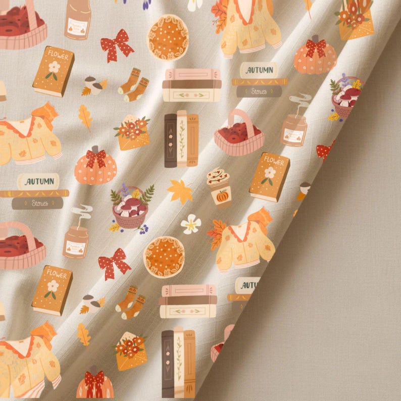 K&ouml;nnte beinhalten: Ein hellbeiger Stoff mit einem sich wiederholenden Muster von herbstlichen Illustrationen. Das Design umfasst K&uuml;rbisse, B&uuml;cher, Pullover, Obstk&ouml;rbe und das Wort "AUTUMN".