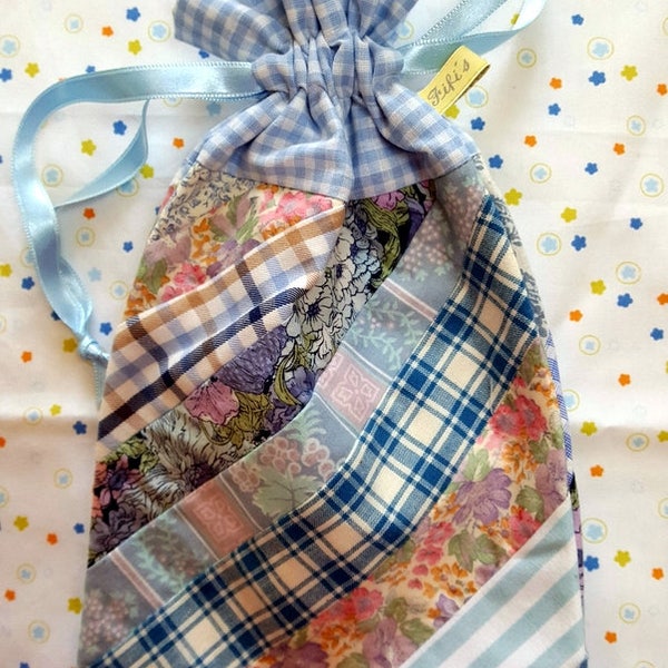 Bolso de cordón de patchwork azul, cintas de satén, Liberty y telas nuevas. Para el almacenamiento, envoltura de regalo. Regalo de anfitriona. 16 x 27 cm (6 3/8" x 10 5/8").