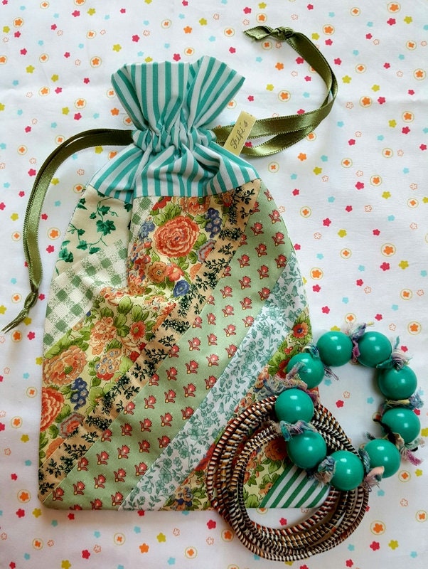 Sac à Cordon Fleuri Vert, Patchwork, Rubans, Tissus Vintage et Nouveaux. Pour Le Rangement, Emballag