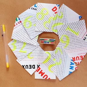 GRATIS VERZENDING. 10 mini envelopjes geknipt uit het programmaboekje van het Theater in Auxerre (Fr). 6,5 x 8,5 cm. Voor uitnodigingen etc.