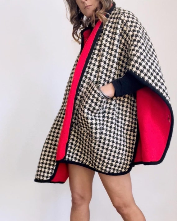 Houndstooth and Red Fleece lined Cape - 40s|50s Vintage Coat