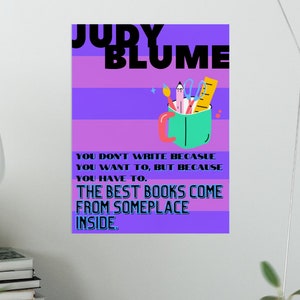 Peut inclure: Une affiche à rayures violettes et roses avec le texte "JURY BLUME" en noir. L'affiche présente une citation de l'auteur : "Vous n'écrivez pas parce que vous le voulez, mais parce que vous le devez. Les meilleurs livres viennent de quelque part à l'intérieur."