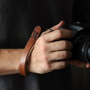 Cinturino da polso in pelle per fotocamera - Cinturino da mano personalizzato per fotocamera per fotografi - Pochette per fotocamera - Cinturino per fotocamera personalizzato con iniziali personalizzate