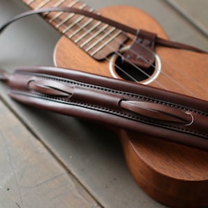 Correa acolchada de cuero para ukelele acústico o eléctrico / Correa con gancho para ukelele de concierto o soprano / Estilo almohada